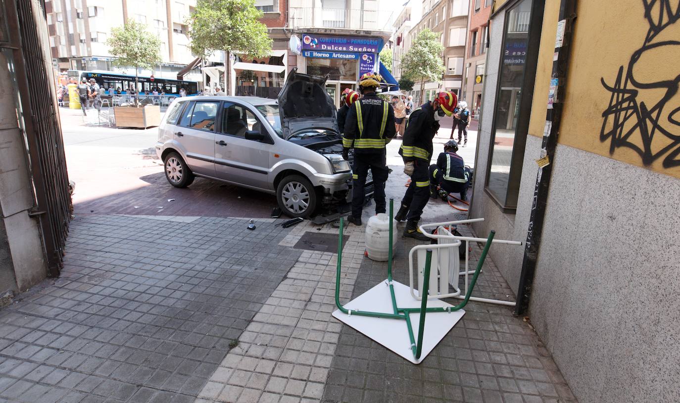 Un vehículo ha arrollado dos mesas de la terraza de bar en la plaza Lazúrtegui de Ponferrada y hay entre cuatro y seis heridos.