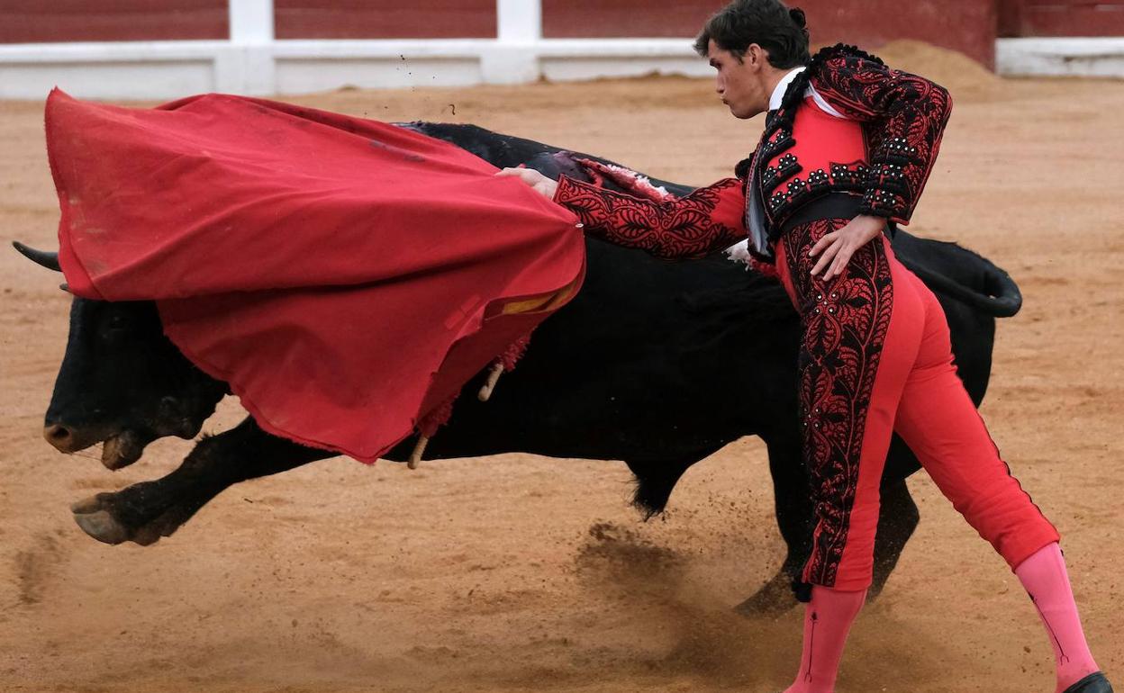 El diestro Daniel Luque en una de sus faenas del pasado domingo en la plaza de El Bibio de Gijón. 