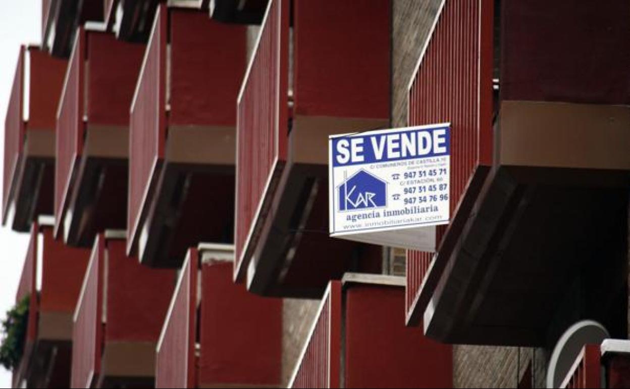 Cartel de 'se vende' en una fachada.
