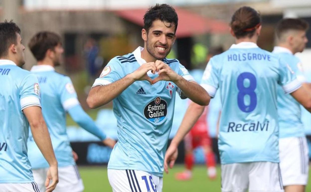 Alberto Solís celebra un gol con el Celta B.