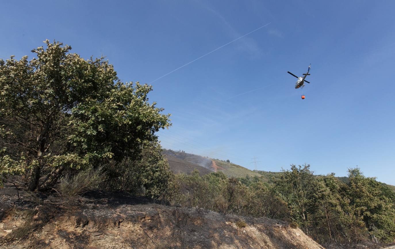 Un incendio declarado de 'nivel 1' en Trabadelo obliga a movilizar a numerosos efectivos. La declaración de 'nivel 1' se produce ante la previsión de una necesidad superior a las 12 horas para que puda ser sofocado o afección a más de 30 hectáreas. 