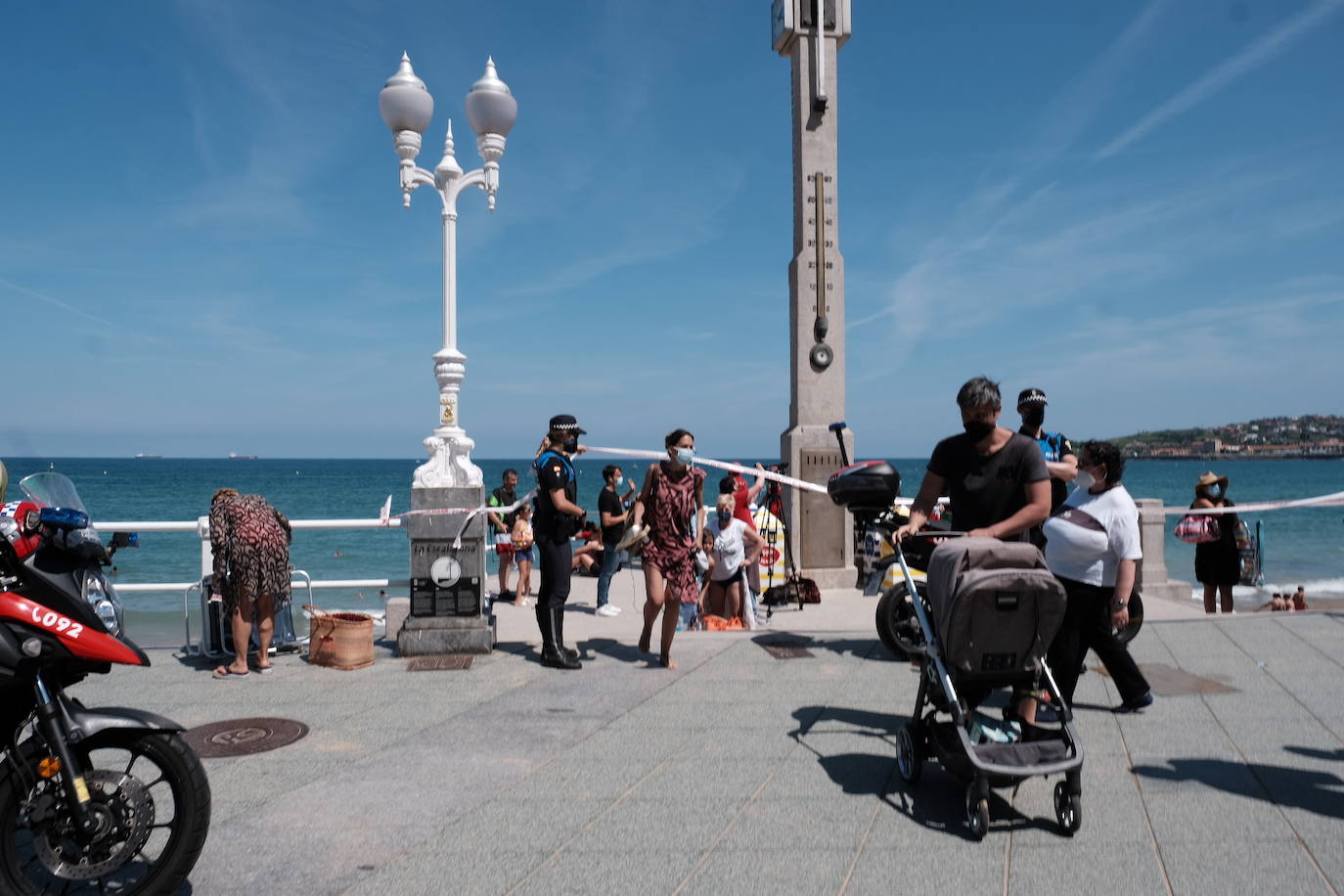 La playa gijonesa cerró poco antes de las 14.00 sus accesos al coincidir una elevada concurrencia con la pleamar. El Ayuntamiento anunció a través de la megafonía del arenal la medida, que se pone en práctica por segunda vez este verano. La primera ocasión en que se empleó fue el 10 de agosto.