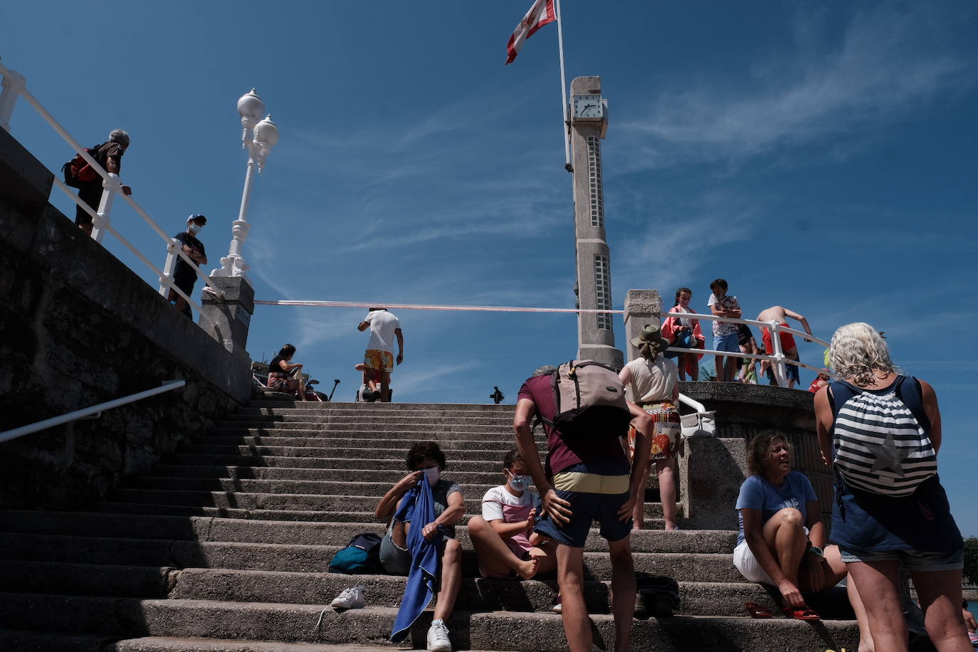 La playa gijonesa cerró poco antes de las 14.00 sus accesos al coincidir una elevada concurrencia con la pleamar. El Ayuntamiento anunció a través de la megafonía del arenal la medida, que se pone en práctica por segunda vez este verano. La primera ocasión en que se empleó fue el 10 de agosto.