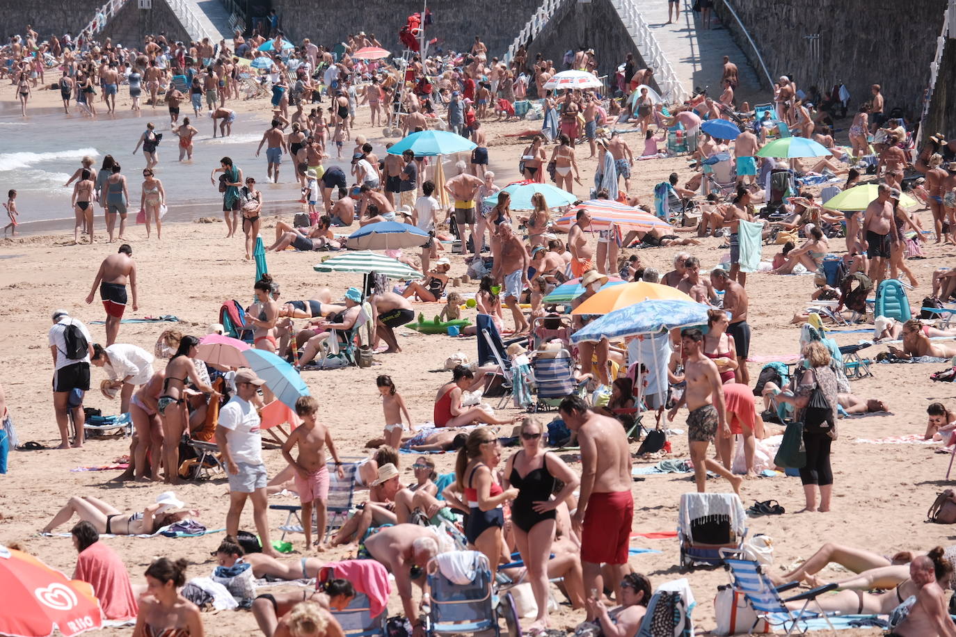 La playa gijonesa cerró poco antes de las 14.00 sus accesos al coincidir una elevada concurrencia con la pleamar. El Ayuntamiento anunció a través de la megafonía del arenal la medida, que se pone en práctica por segunda vez este verano. La primera ocasión en que se empleó fue el 10 de agosto.