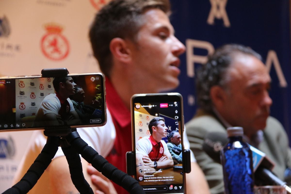 El jugador donostiarra ha sido presentado como nuevo futbolista de la Cultural en el Restaurante Lumière de León