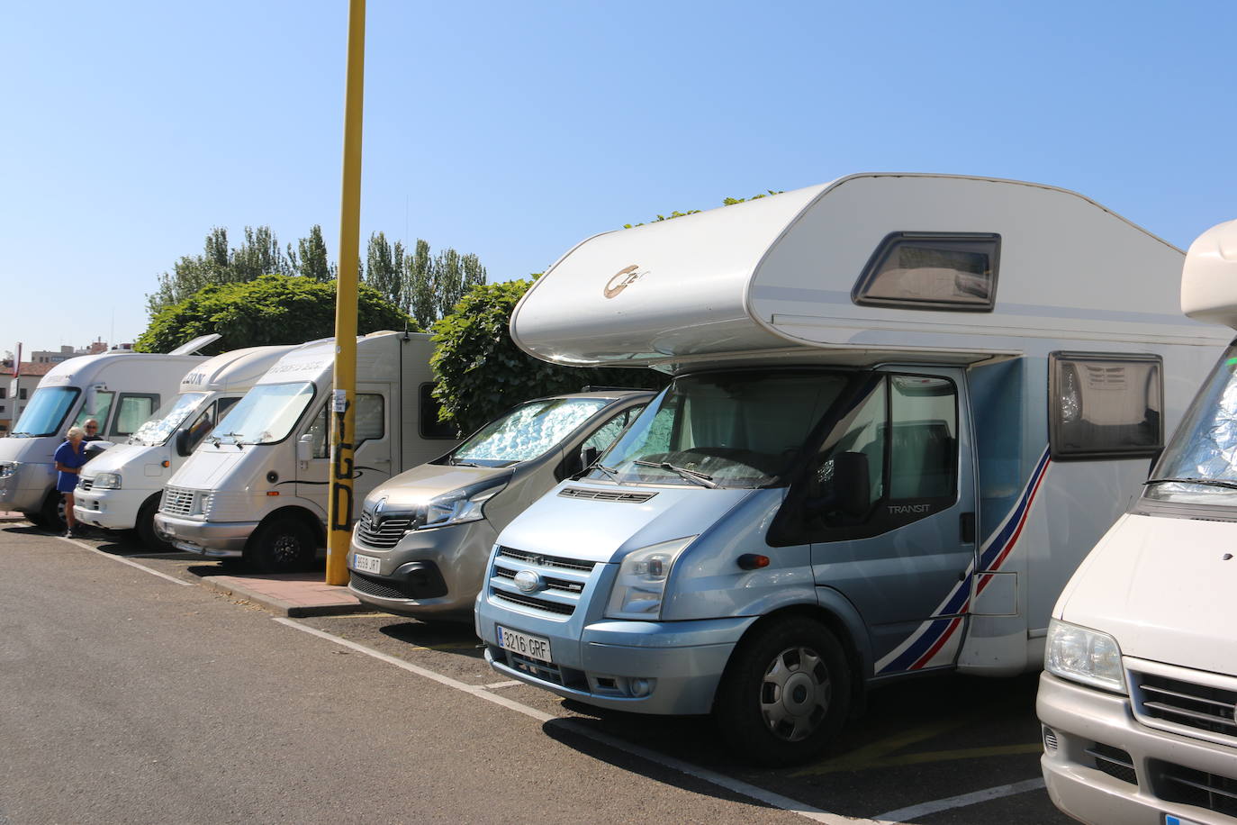 Cada vez más personas se apuntan a la moda de viajar en caravana y recorrer el país de punta a punta cada verano | Un año más, el parking de la avenida de Los Peregrinos se llena de autocaravanas en lo que se ha convertido en una parada obligatoria para los amantes del 'caravaning'