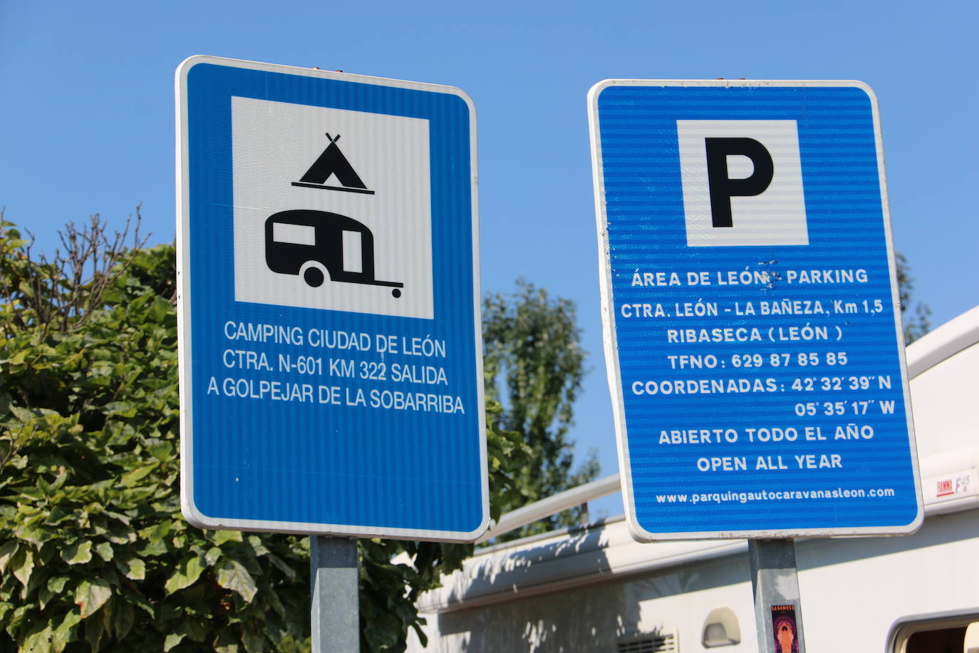 Cada vez más personas se apuntan a la moda de viajar en caravana y recorrer el país de punta a punta cada verano | Un año más, el parking de la avenida de Los Peregrinos se llena de autocaravanas en lo que se ha convertido en una parada obligatoria para los amantes del 'caravaning'