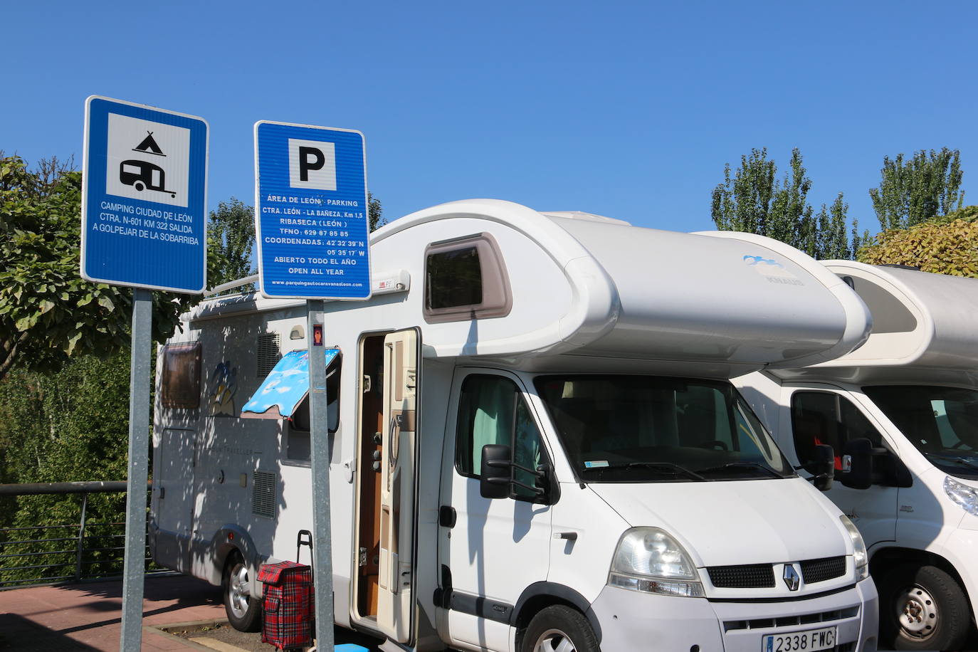 Cada vez más personas se apuntan a la moda de viajar en caravana y recorrer el país de punta a punta cada verano | Un año más, el parking de la avenida de Los Peregrinos se llena de autocaravanas en lo que se ha convertido en una parada obligatoria para los amantes del 'caravaning'