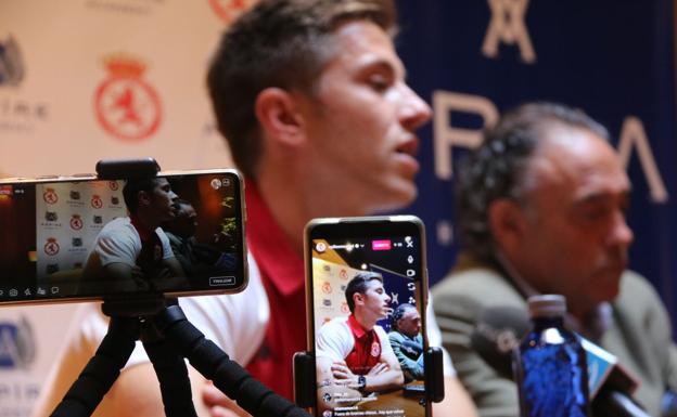 Galería. Presentación de Jon Gaztañaga como jugador de la Cultural.