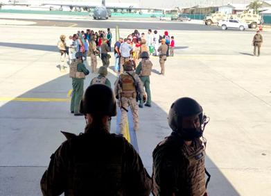 Imagen secundaria 1 - El segundo vuelo con 110 evacuados de Kabul aterriza en Madrid