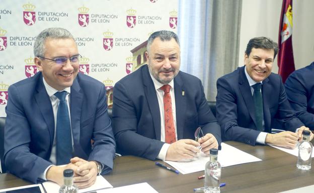 El delegado del Gobierno, Javier Izquierdo; el presidente de la Diputación, Eduardo Morán y el consejero de Hacienda, Carlos Fernández Carriedo en una reunión de la Mesa por León.