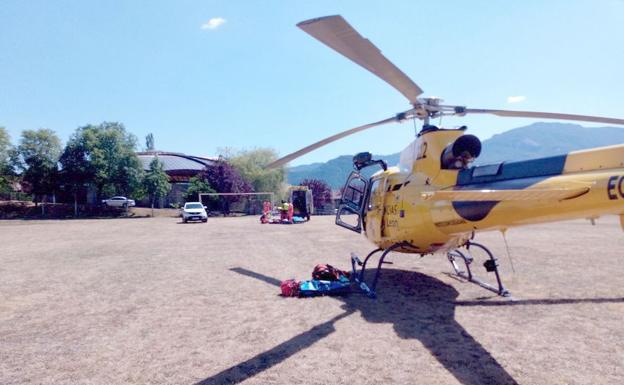 Rescate a un montañero herido. En la imagen, momento del traslado del herido a una ambulancia medicalizada..