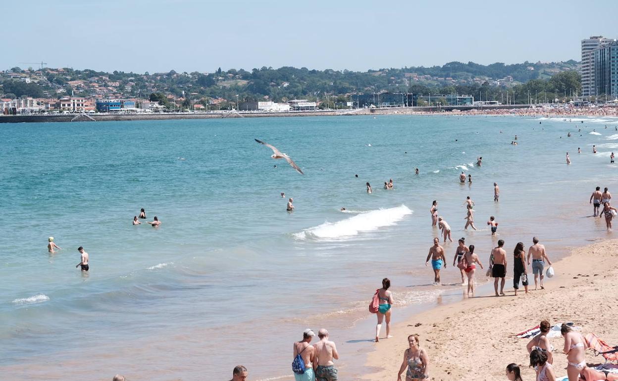 Un clásico de los leoneses, la playa de San Lorenzo, sometida a limitaciones por exceso de aforo