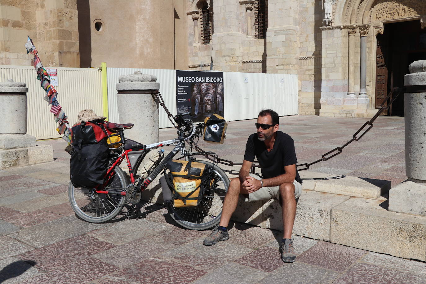 Pablo es un argentino que decidió hace dos décadas subirse a su bici para no volverse a bajar y ahora detiene su rumbo en León.