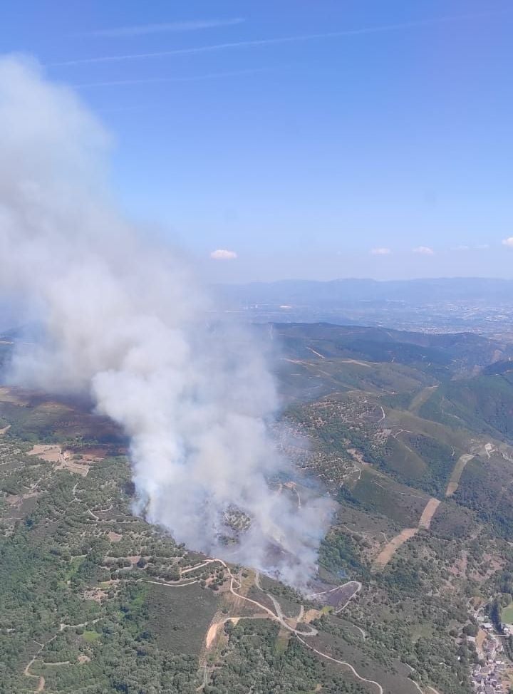 Un incendio declarado de 'nivel 1' en Trabadelo obliga a movilizar a numerosos efectivos. La declaración de 'nivel 1' se produce ante la previsión de una necesidad superior a las 12 horas para que puda ser sofocado o afección a más de 30 hectáreas. 