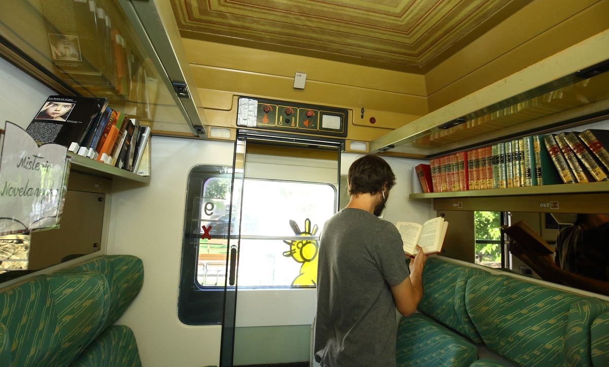 El antiguo vagón restaurante cedido en 2012 al Ayuntamiento de Toral de los Vados revive como espacio de disfrute para la lectura