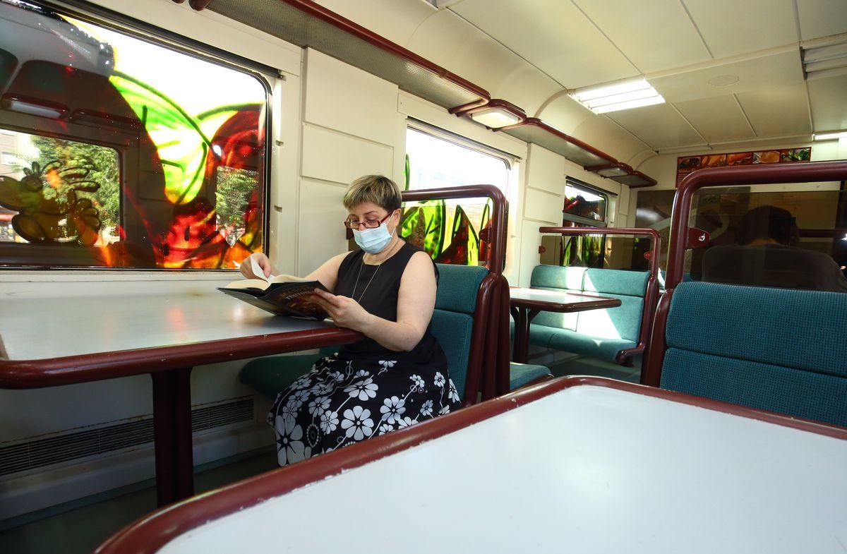 El antiguo vagón restaurante cedido en 2012 al Ayuntamiento de Toral de los Vados revive como espacio de disfrute para la lectura