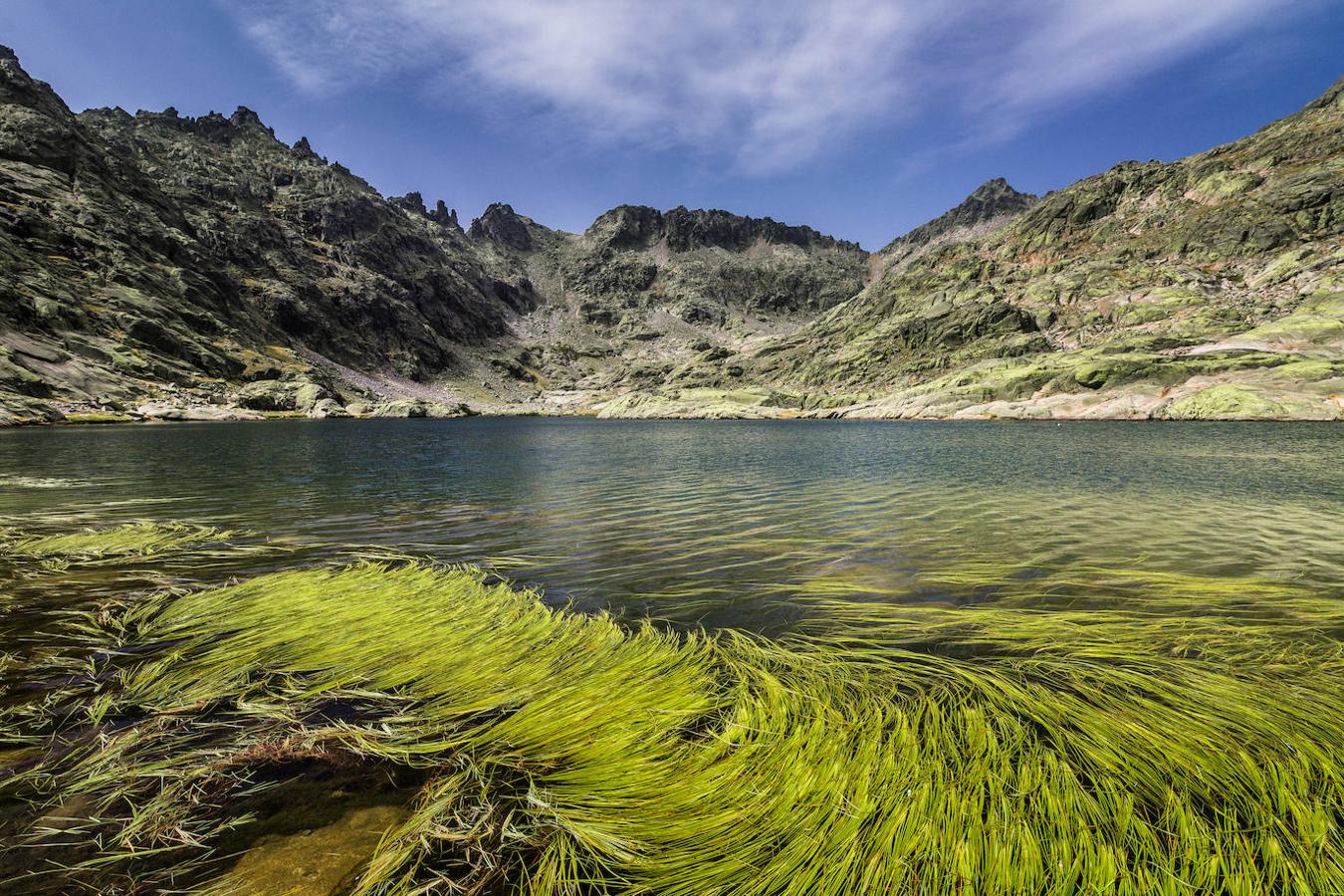 La Laguna Grande de Gredos (Ávila): Situada en la Sierra de su mismo nombre y en plena provincia de Ávila, es donde se encuentra la Laguna Grande de Gredos. Una laguna ubicada en uno de los entornos más privilegiados del Parque Regional de la Sierra.