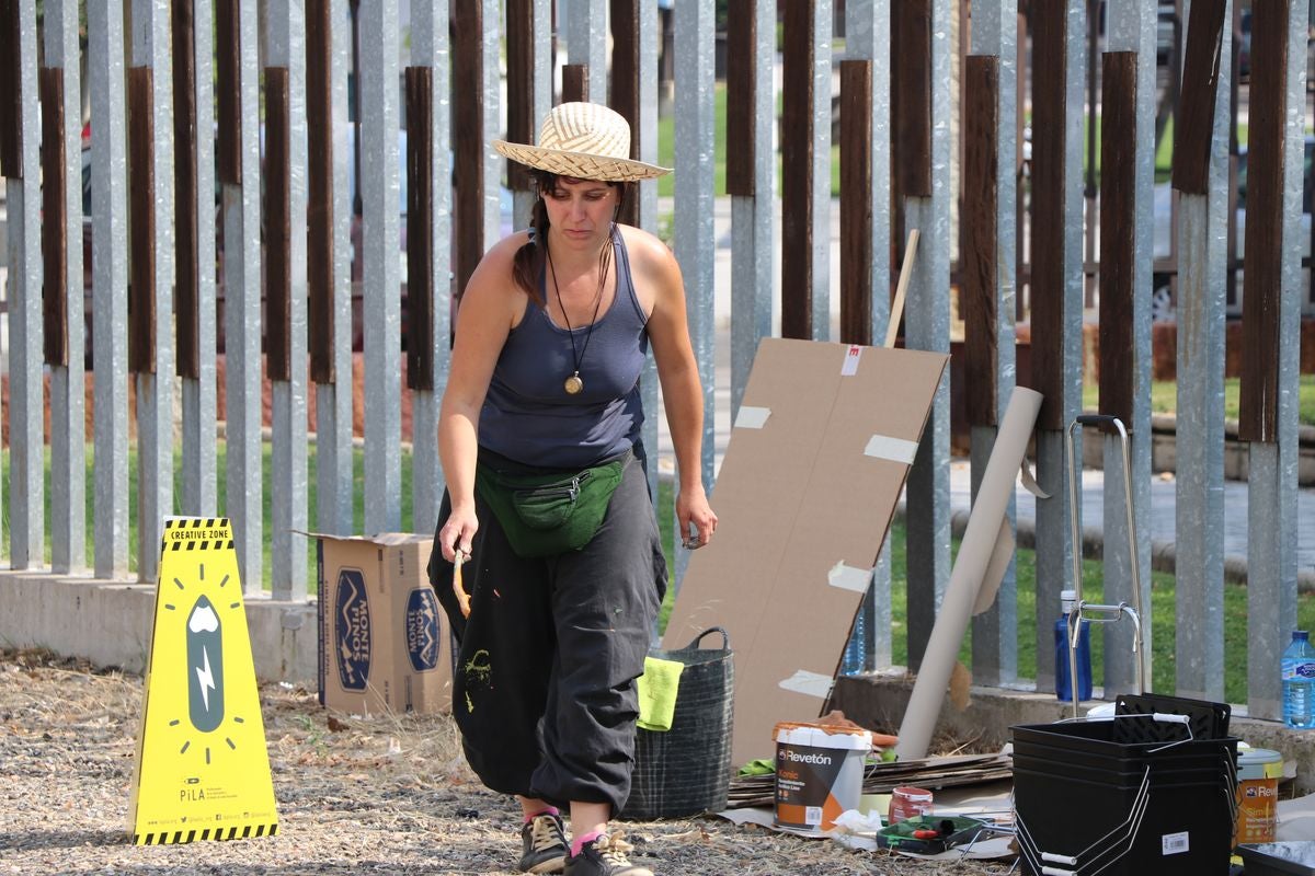 El festival 'Vecindario 24002' llena de color y diversión el distrito centro de l a ciudad con actuaciones teatrales, danza y pintura durante todo el fin de semana.