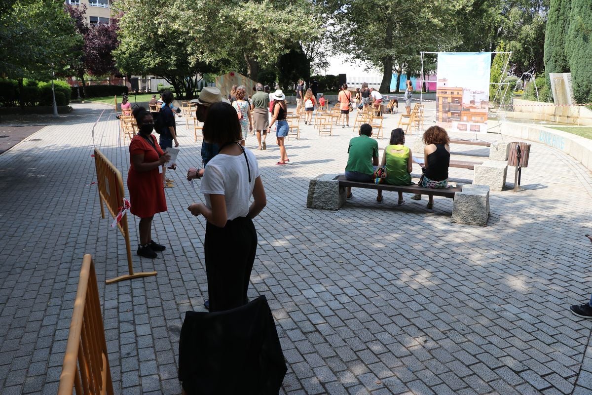 El festival 'Vecindario 24002' llena de color y diversión el distrito centro de l a ciudad con actuaciones teatrales, danza y pintura durante todo el fin de semana.