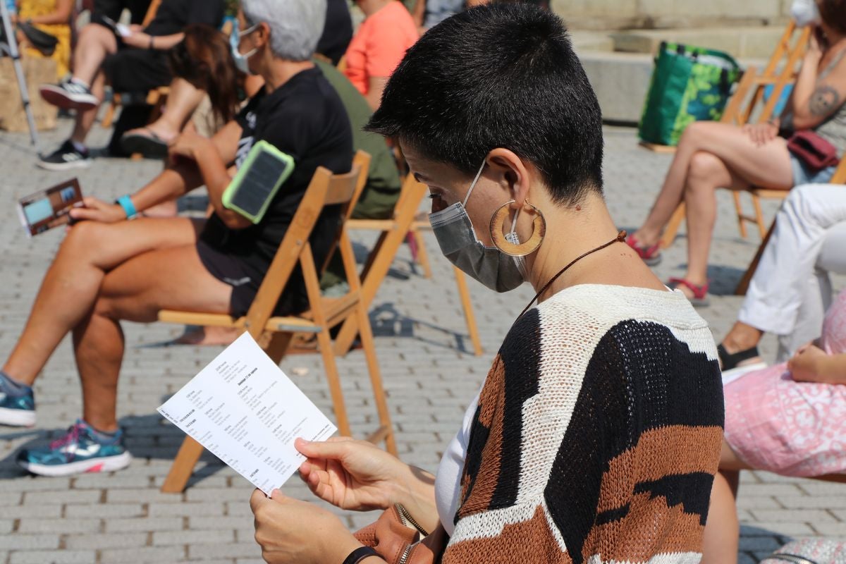 El festival 'Vecindario 24002' llena de color y diversión el distrito centro de l a ciudad con actuaciones teatrales, danza y pintura durante todo el fin de semana.