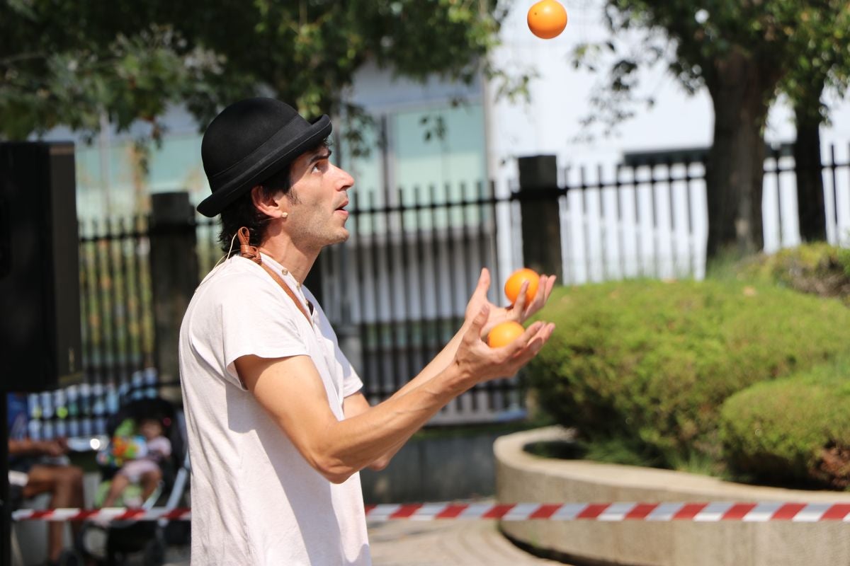 El festival 'Vecindario 24002' llena de color y diversión el distrito centro de l a ciudad con actuaciones teatrales, danza y pintura durante todo el fin de semana.