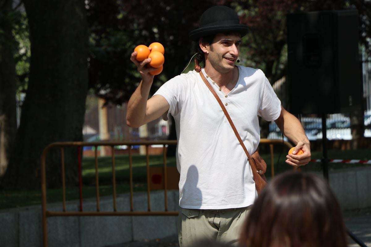 El festival 'Vecindario 24002' llena de color y diversión el distrito centro de l a ciudad con actuaciones teatrales, danza y pintura durante todo el fin de semana.
