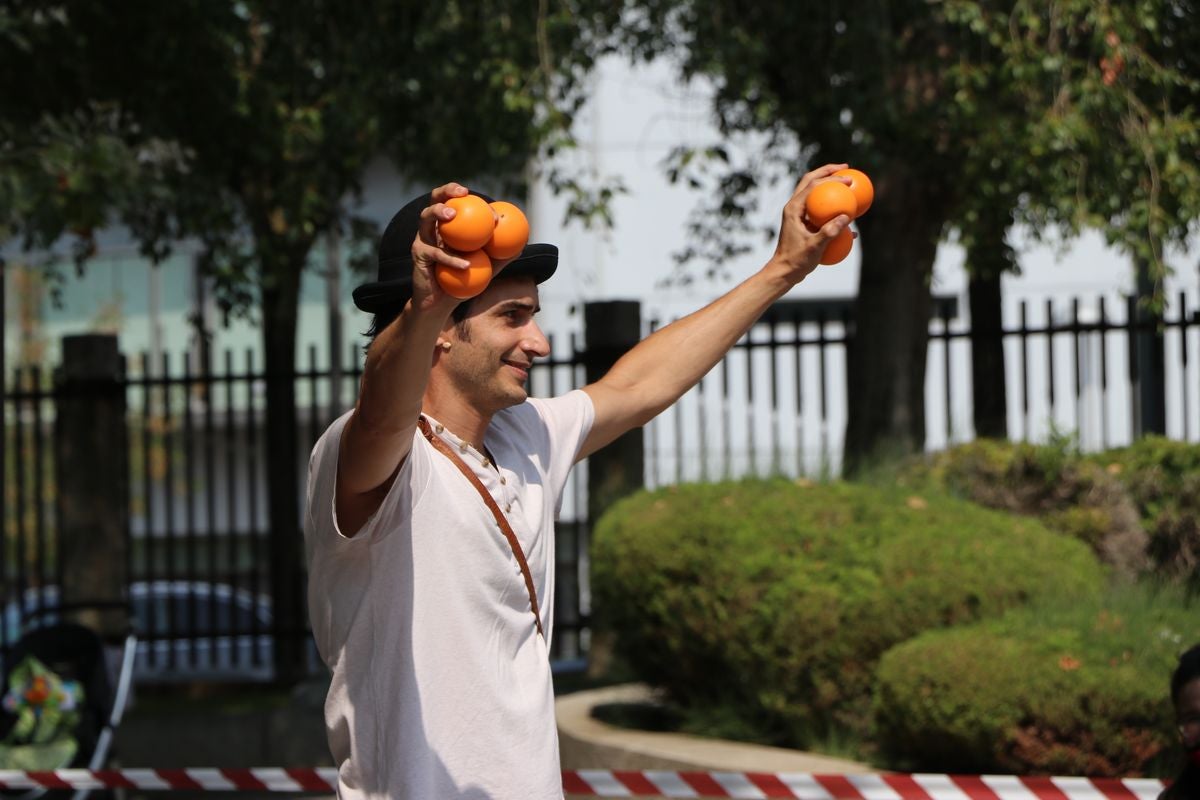 El festival 'Vecindario 24002' llena de color y diversión el distrito centro de l a ciudad con actuaciones teatrales, danza y pintura durante todo el fin de semana.