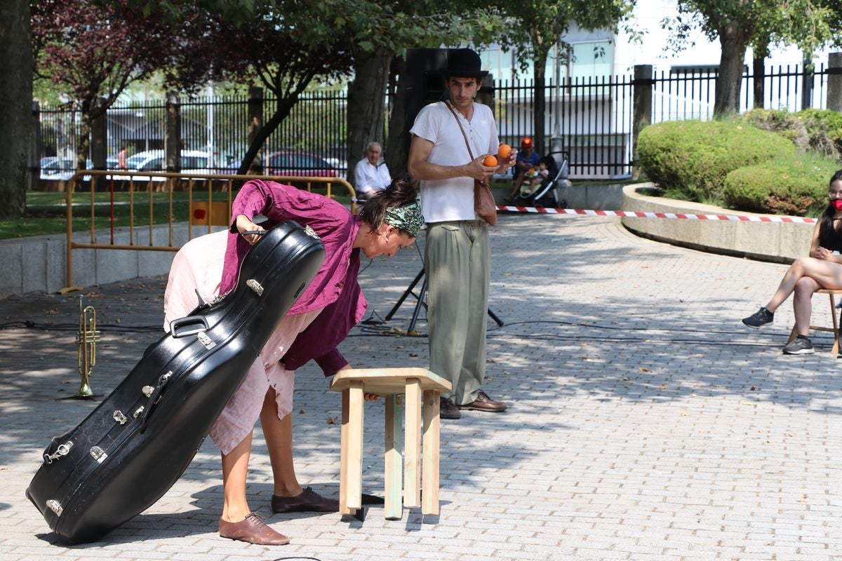 El festival 'Vecindario 24002' llena de color y diversión el distrito centro de l a ciudad con actuaciones teatrales, danza y pintura durante todo el fin de semana.
