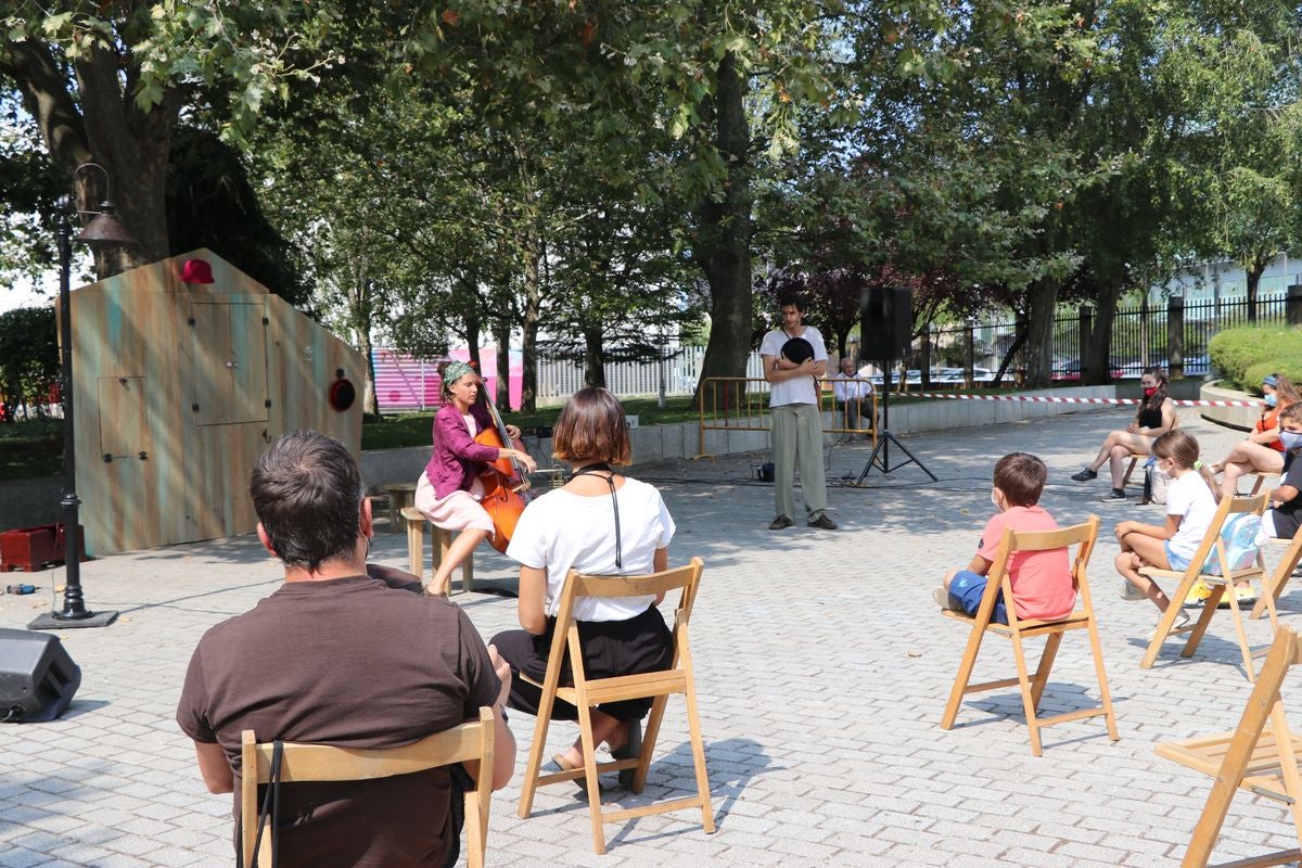 El festival 'Vecindario 24002' llena de color y diversión el distrito centro de l a ciudad con actuaciones teatrales, danza y pintura durante todo el fin de semana.