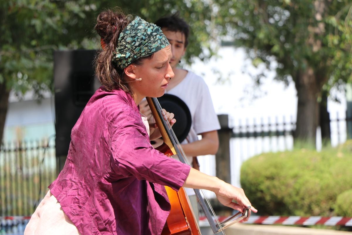 El festival 'Vecindario 24002' llena de color y diversión el distrito centro de l a ciudad con actuaciones teatrales, danza y pintura durante todo el fin de semana.