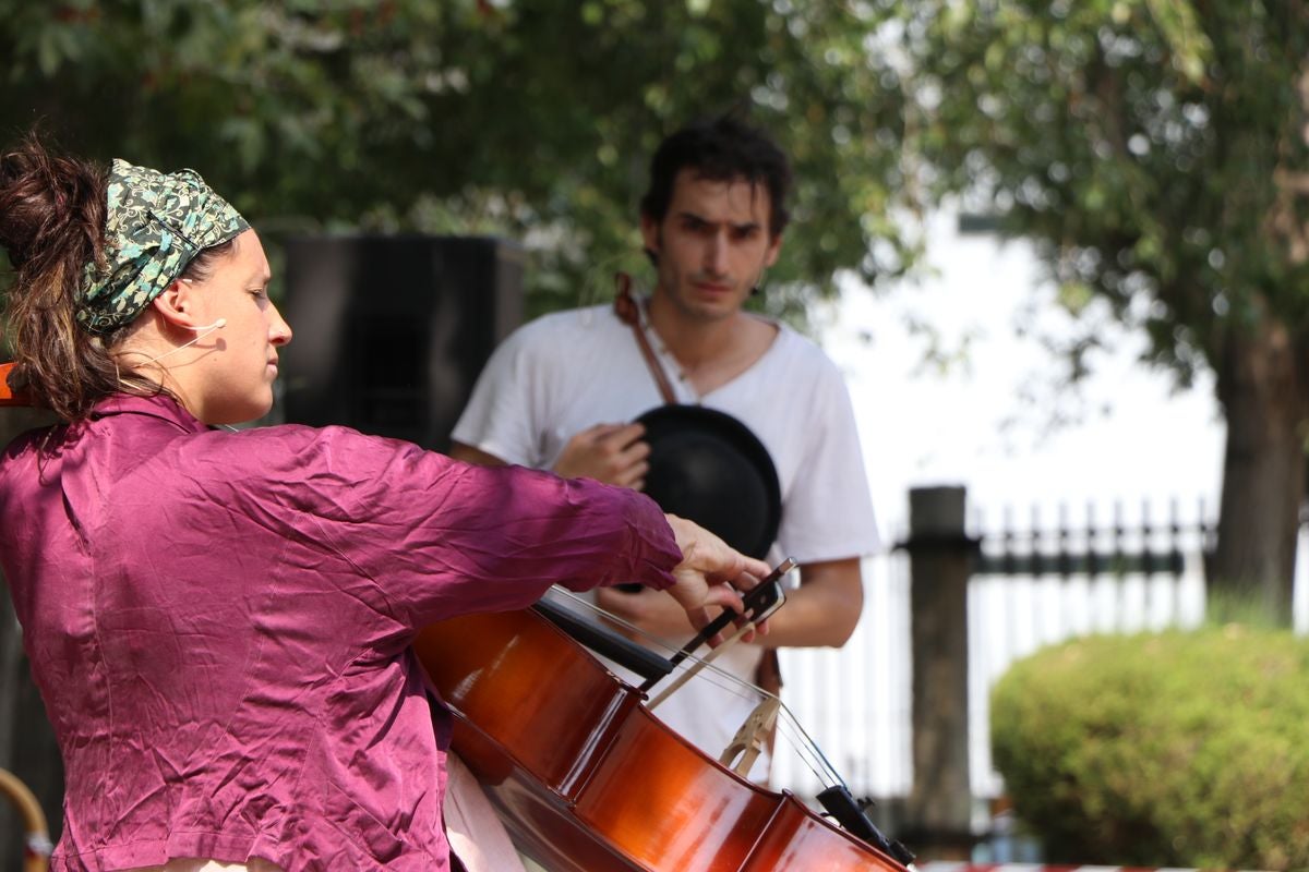 El festival 'Vecindario 24002' llena de color y diversión el distrito centro de l a ciudad con actuaciones teatrales, danza y pintura durante todo el fin de semana.