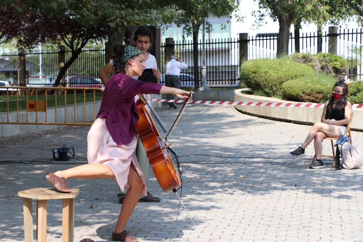 El festival 'Vecindario 24002' llena de color y diversión el distrito centro de l a ciudad con actuaciones teatrales, danza y pintura durante todo el fin de semana.