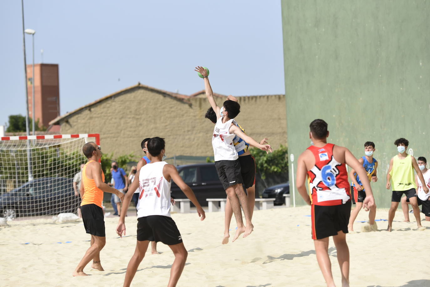 La localidad leonesa de Villacelama ha acogido la primera edición del torneo «Playas del Norte» de balonmano playa.