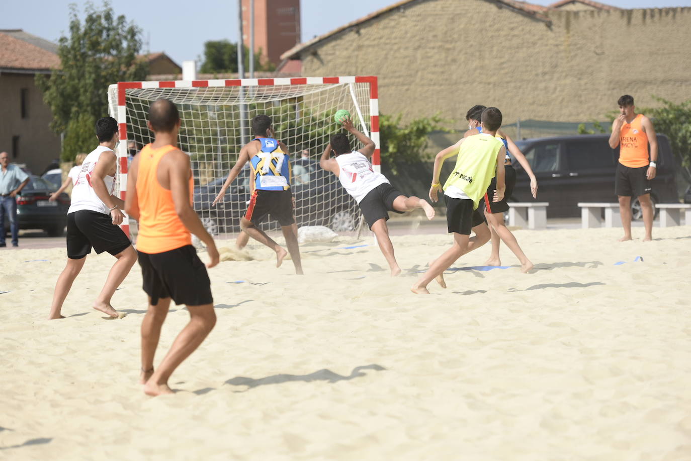 La localidad leonesa de Villacelama ha acogido la primera edición del torneo «Playas del Norte» de balonmano playa.