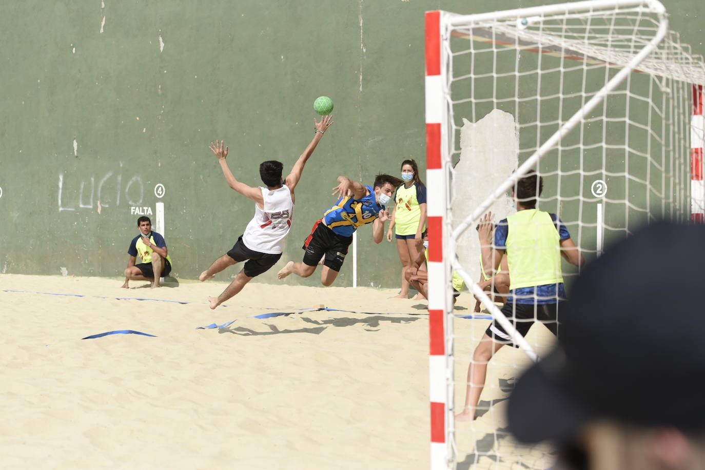 La localidad leonesa de Villacelama ha acogido la primera edición del torneo «Playas del Norte» de balonmano playa.