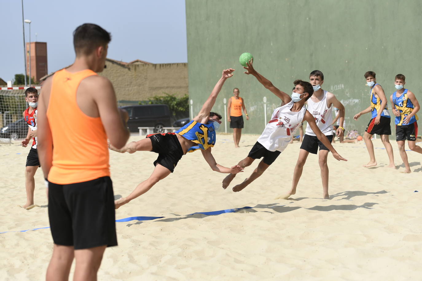 La localidad leonesa de Villacelama ha acogido la primera edición del torneo «Playas del Norte» de balonmano playa.