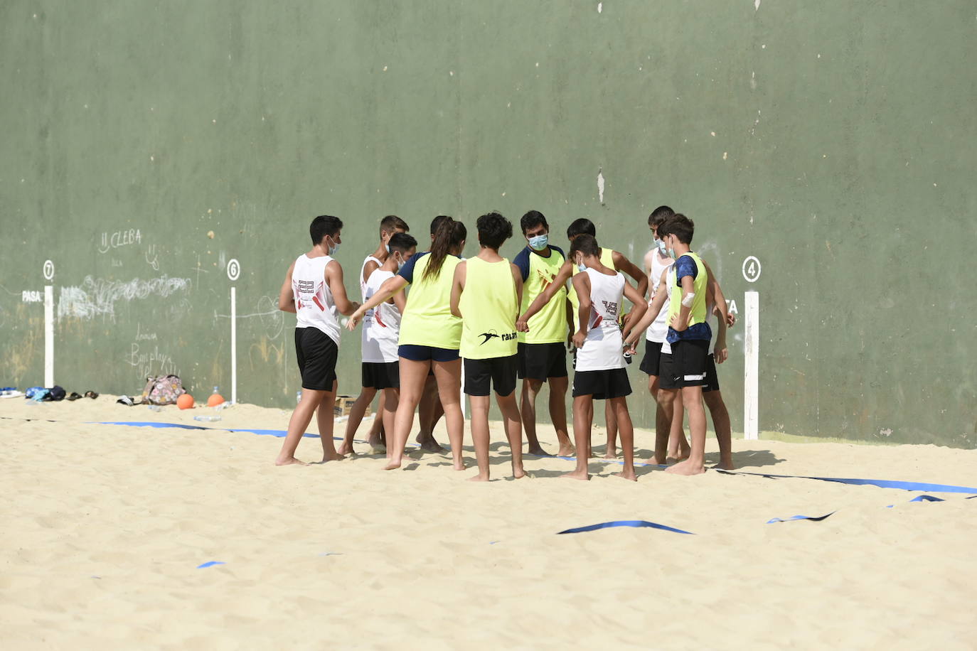 La localidad leonesa de Villacelama ha acogido la primera edición del torneo «Playas del Norte» de balonmano playa.