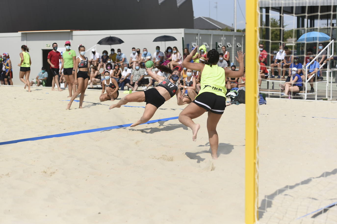 La localidad leonesa de Villacelama ha acogido la primera edición del torneo «Playas del Norte» de balonmano playa.