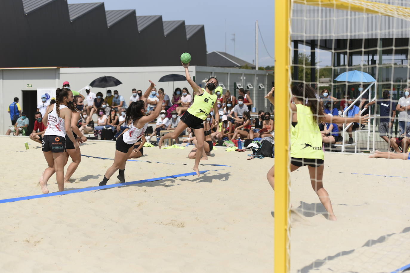 La localidad leonesa de Villacelama ha acogido la primera edición del torneo «Playas del Norte» de balonmano playa.