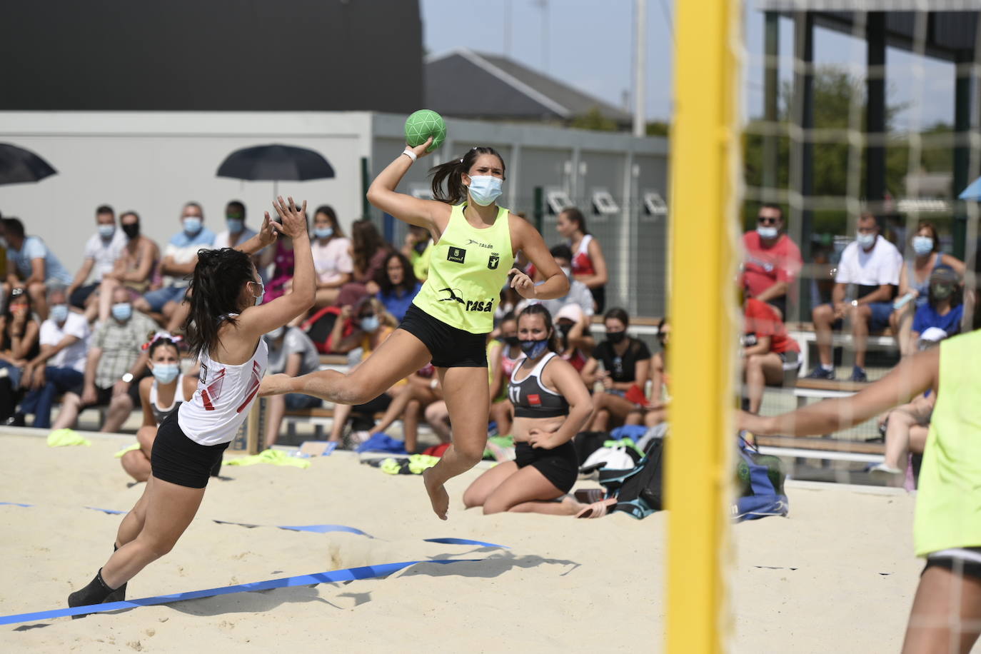 La localidad leonesa de Villacelama ha acogido la primera edición del torneo «Playas del Norte» de balonmano playa.