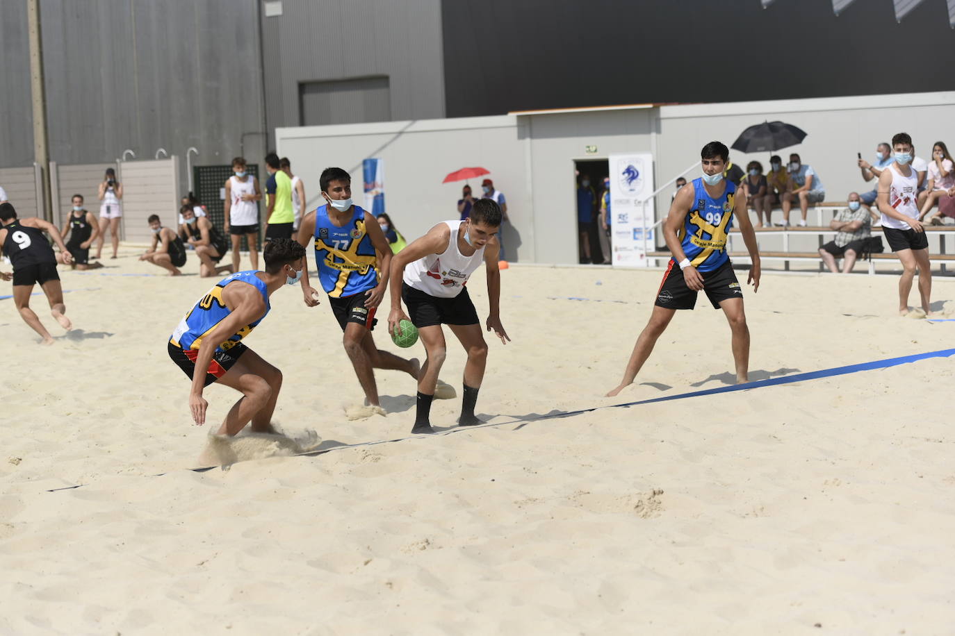 La localidad leonesa de Villacelama ha acogido la primera edición del torneo «Playas del Norte» de balonmano playa.