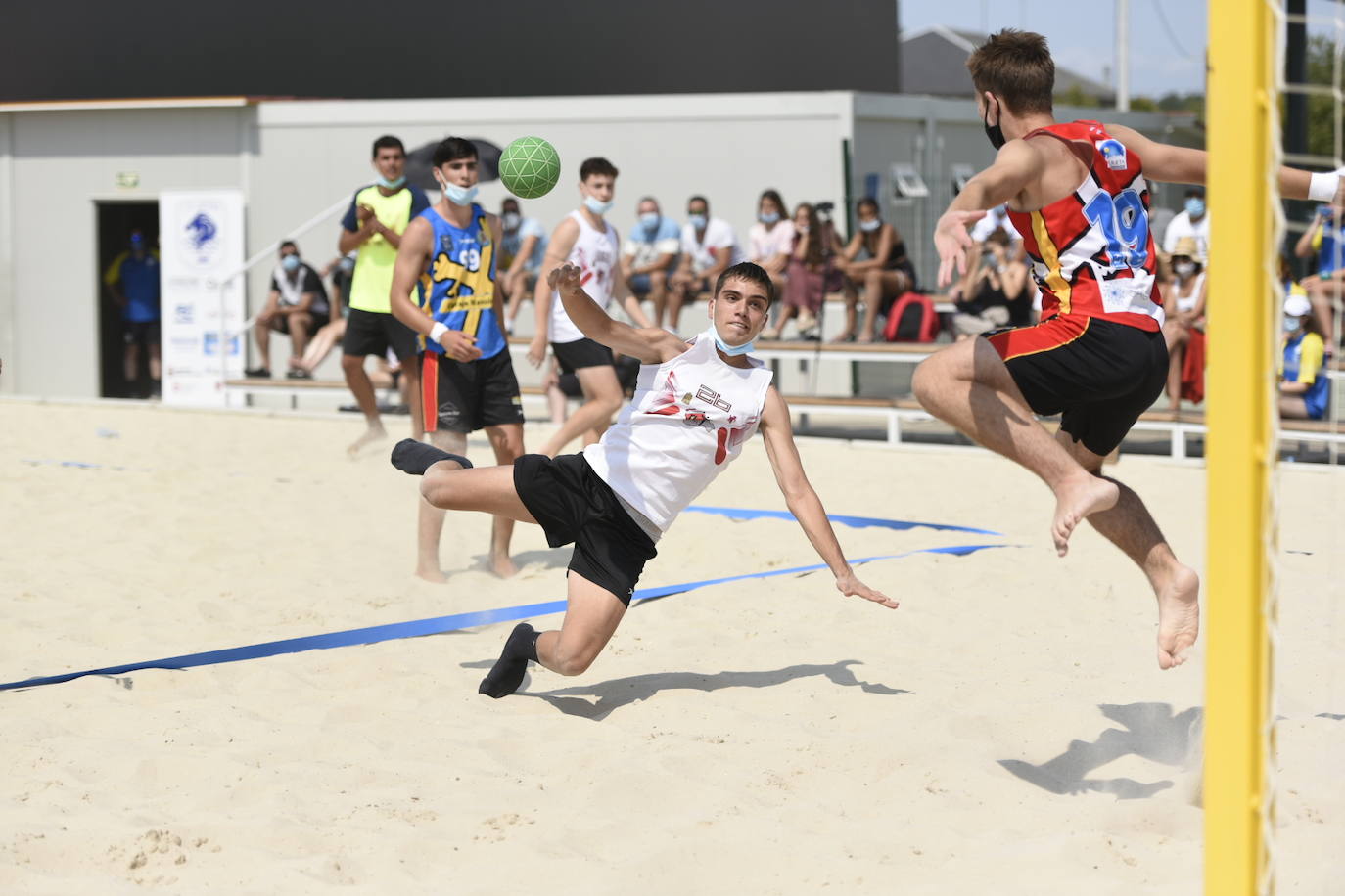 La localidad leonesa de Villacelama ha acogido la primera edición del torneo «Playas del Norte» de balonmano playa.