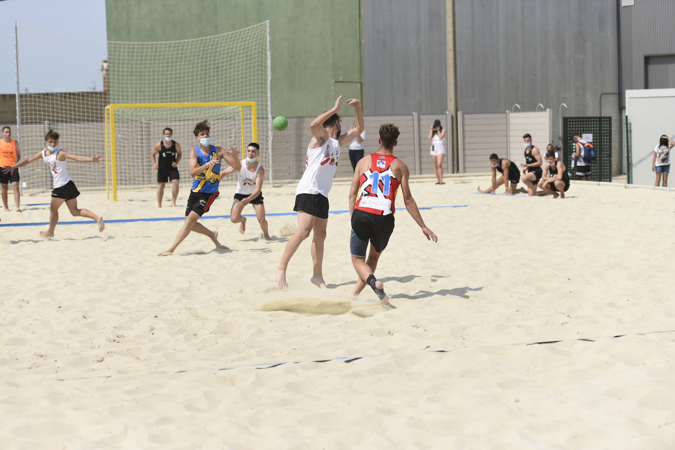 La localidad leonesa de Villacelama ha acogido la primera edición del torneo «Playas del Norte» de balonmano playa.