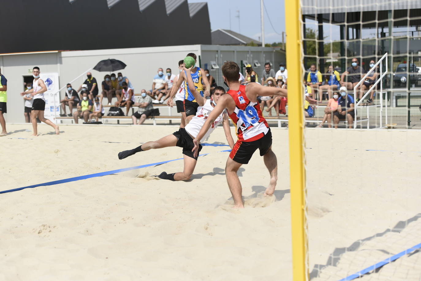 La localidad leonesa de Villacelama ha acogido la primera edición del torneo «Playas del Norte» de balonmano playa.