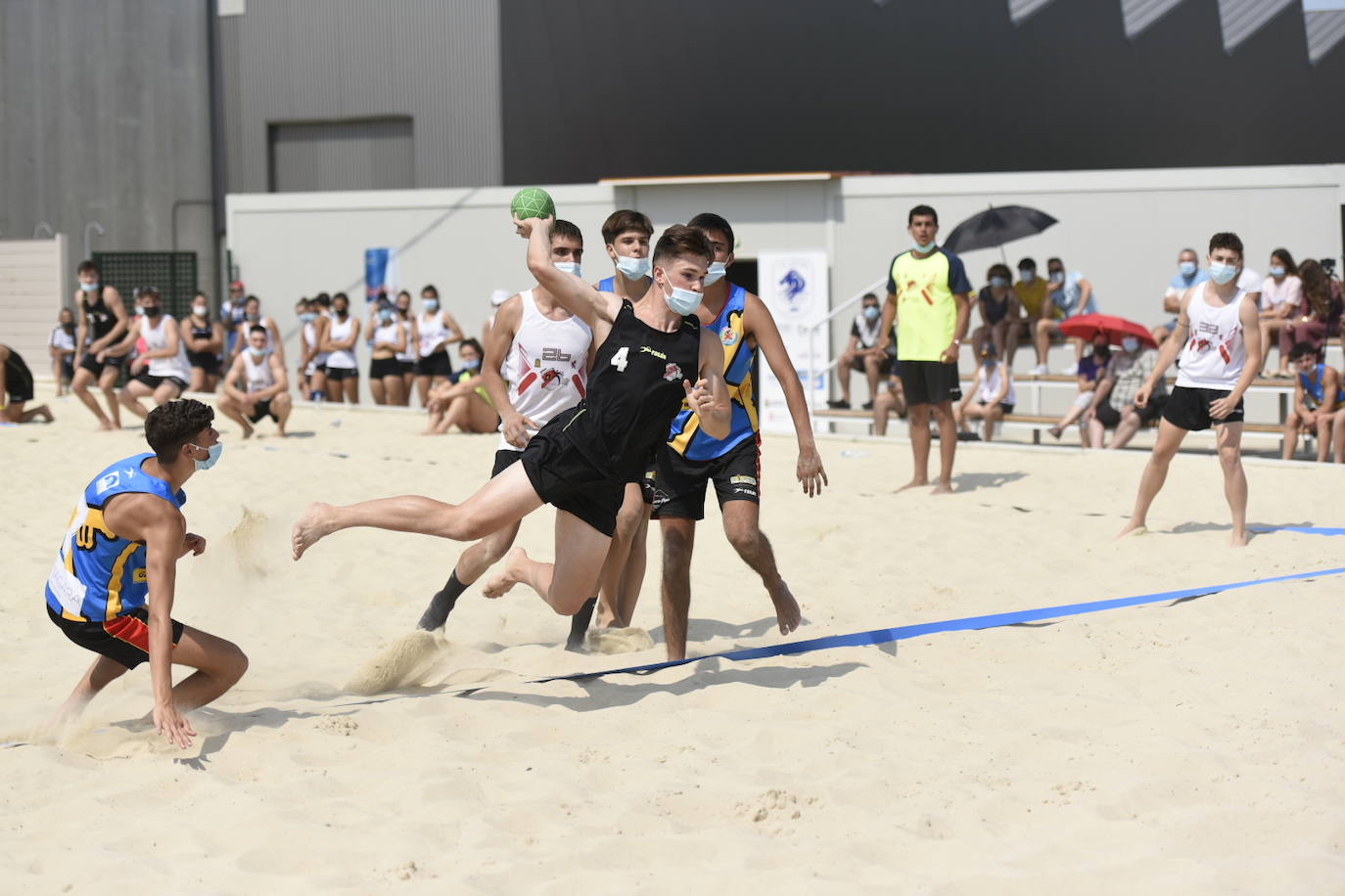 La localidad leonesa de Villacelama ha acogido la primera edición del torneo «Playas del Norte» de balonmano playa.