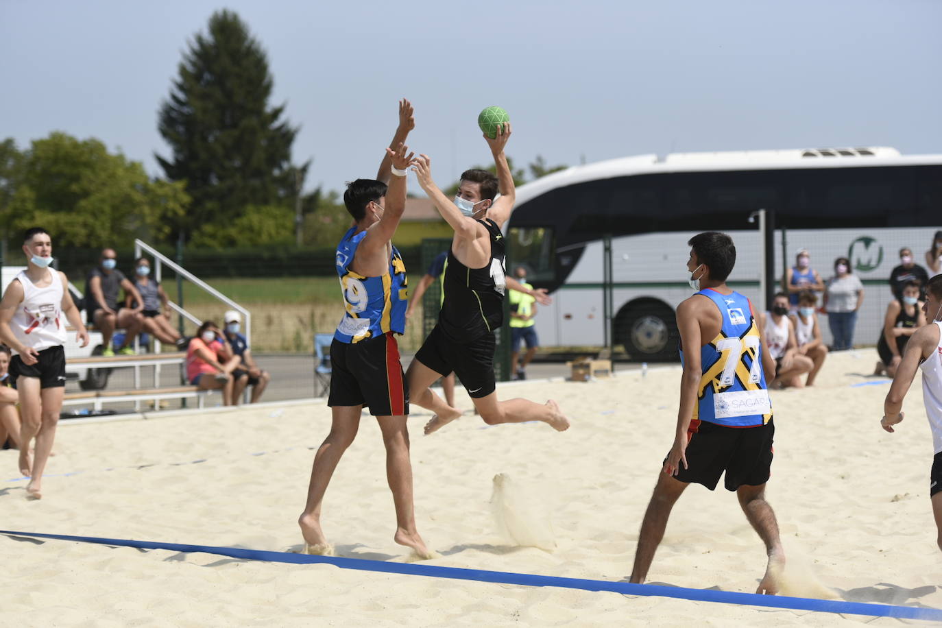 La localidad leonesa de Villacelama ha acogido la primera edición del torneo «Playas del Norte» de balonmano playa.