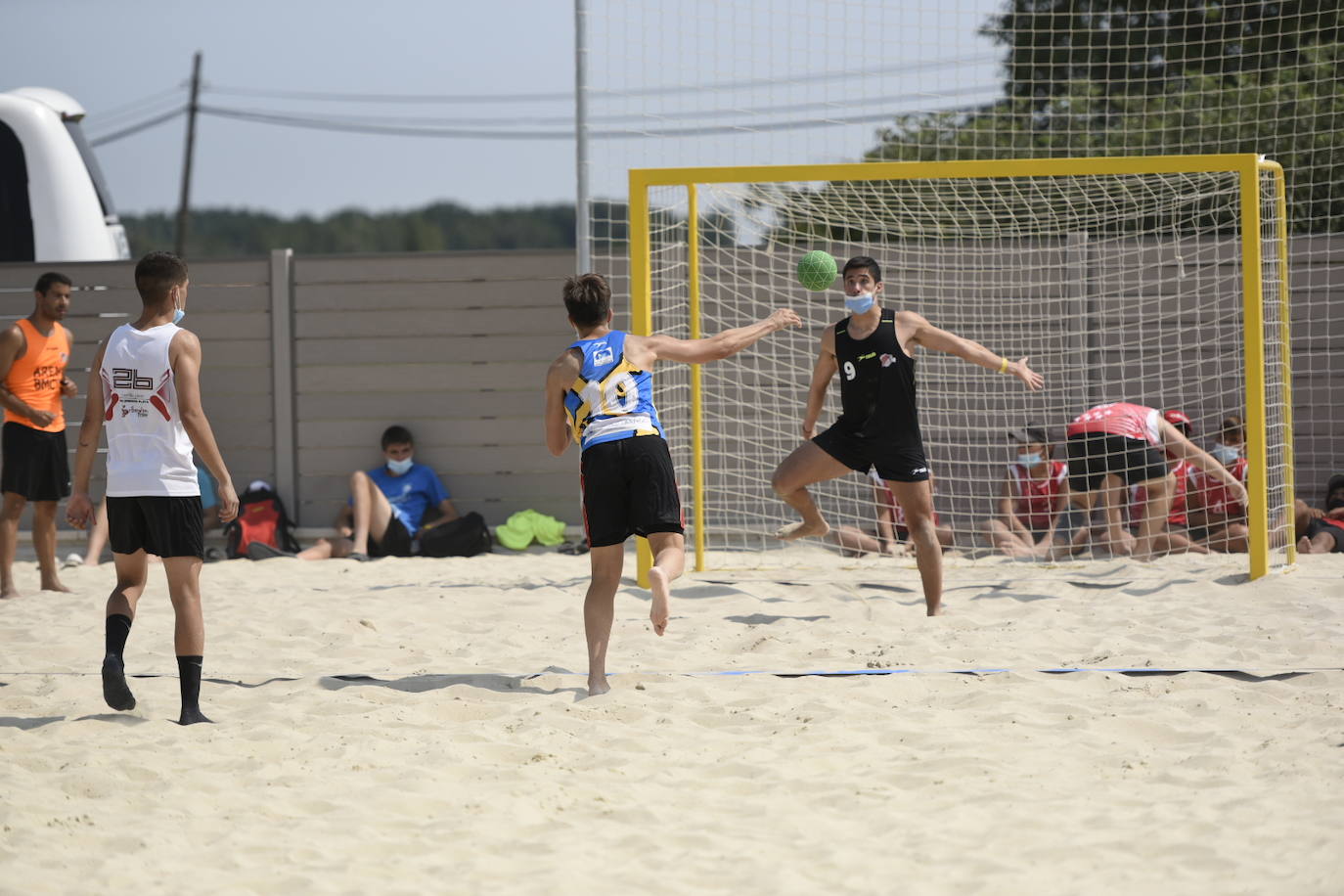 La localidad leonesa de Villacelama ha acogido la primera edición del torneo «Playas del Norte» de balonmano playa.