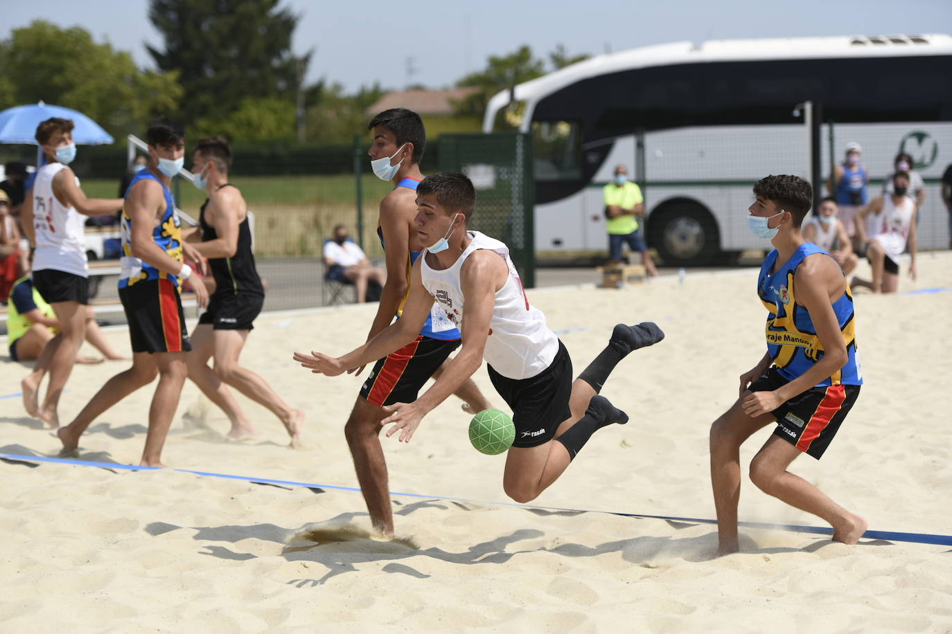 La localidad leonesa de Villacelama ha acogido la primera edición del torneo «Playas del Norte» de balonmano playa.