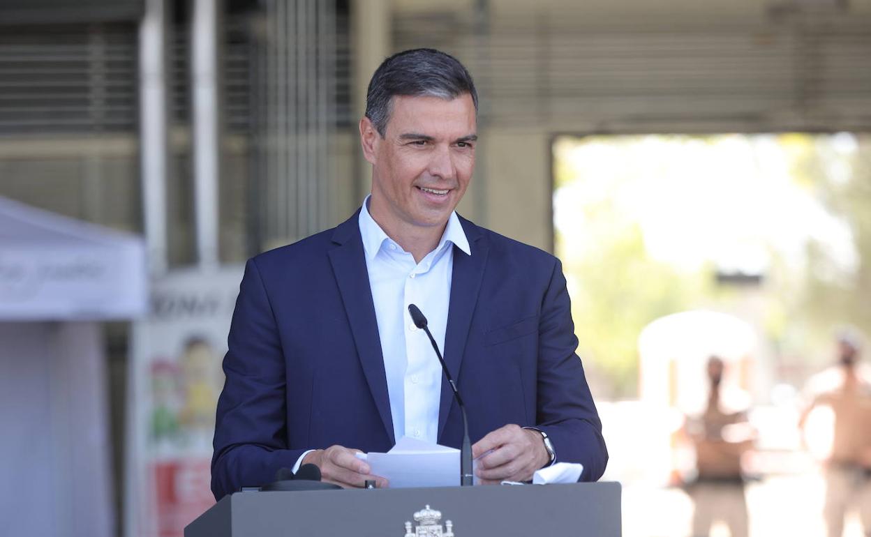 Pedro Sánchez, en la visita al campamento de emergencia ubicado en la base militar de Torrejón de Ardoz.